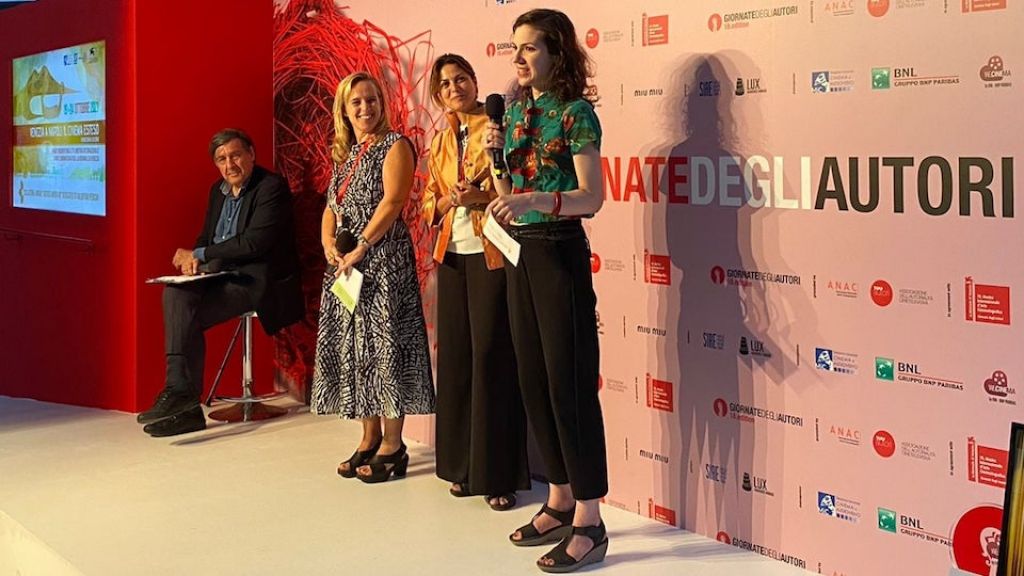 “Venezia a Napoli” ha assegnato a Venezia 78 il premio “Autrici Under 40”, dedicato a Valentina Pedicini